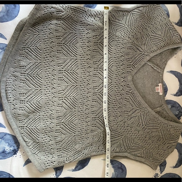 Cotton Crochet Medium Top with petal sleeves. - Picture 14 of 14